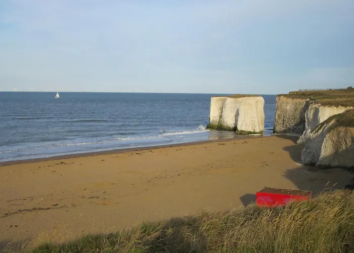 Light And Spacious Three Bedroom House In Margate Close To Beach And Amenities