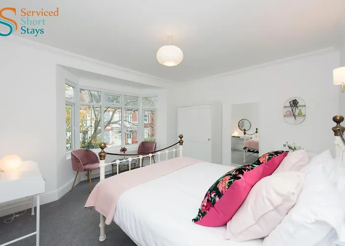 Light And Spacious Three Bedroom House In Margate Close To Beach And Amenities