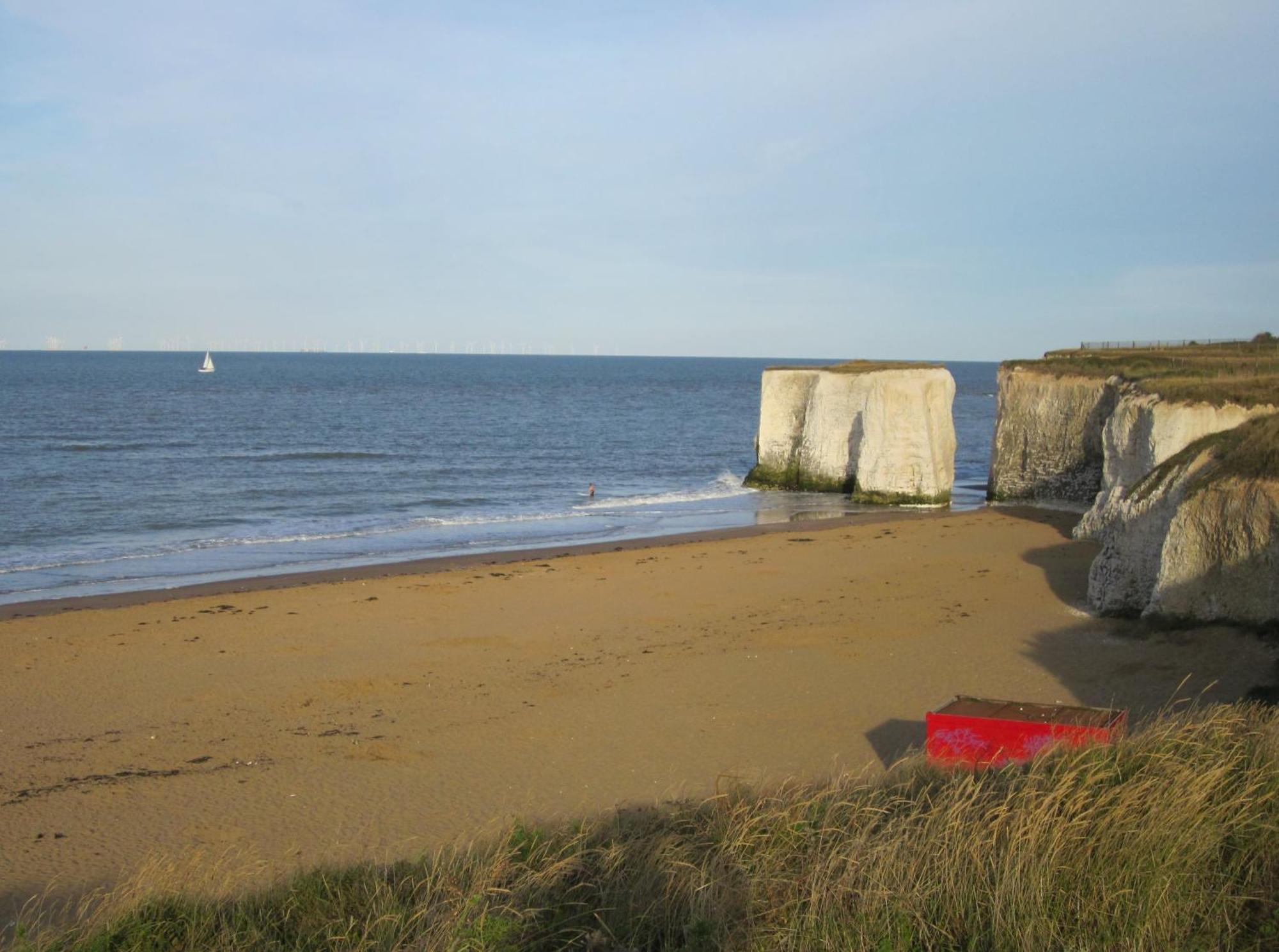 Light And Spacious Three Bedroom House In Close To And Amenities * Margate