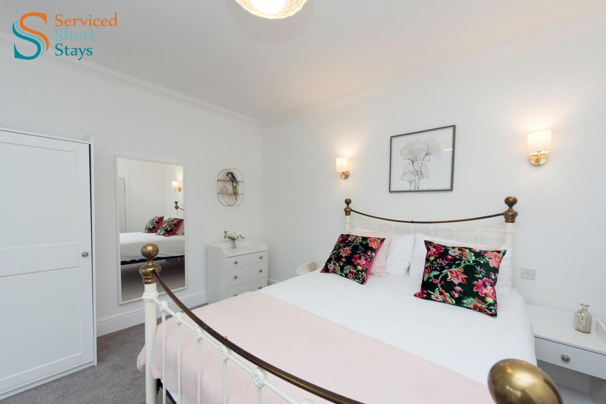 Light And Spacious Three Bedroom House In Close To And Amenities * Margate