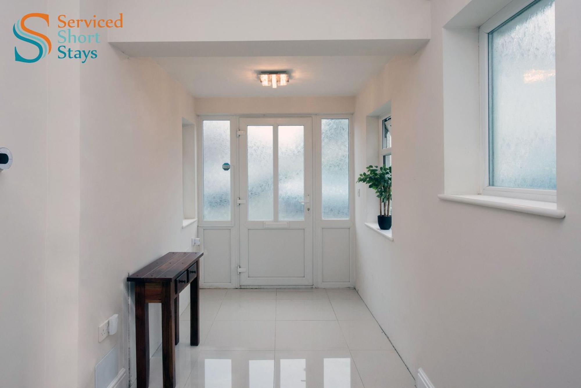 Light And Spacious Three Bedroom House In Close To And Amenities