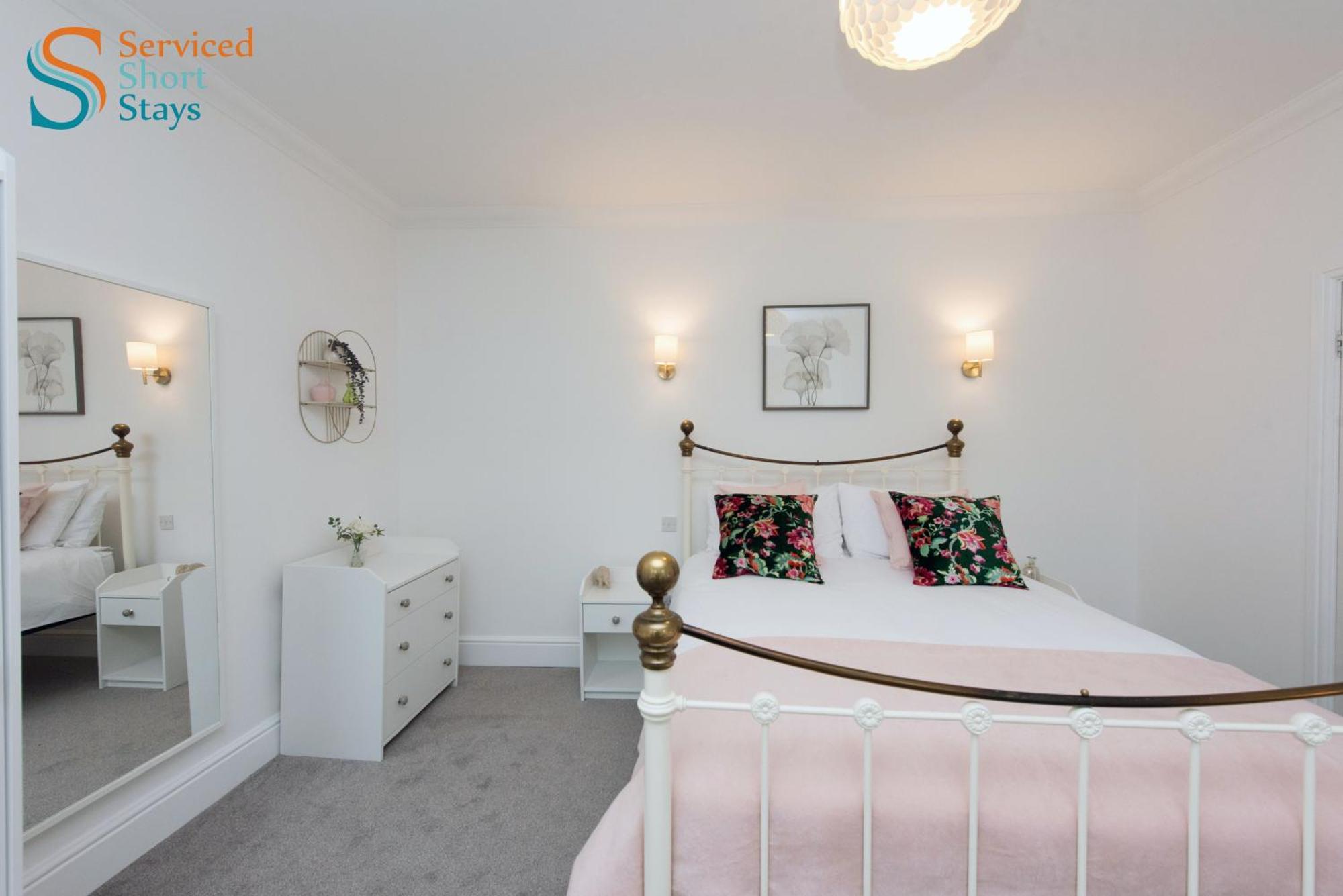 Light And Spacious Three Bedroom House In Close To And Amenities Apartment