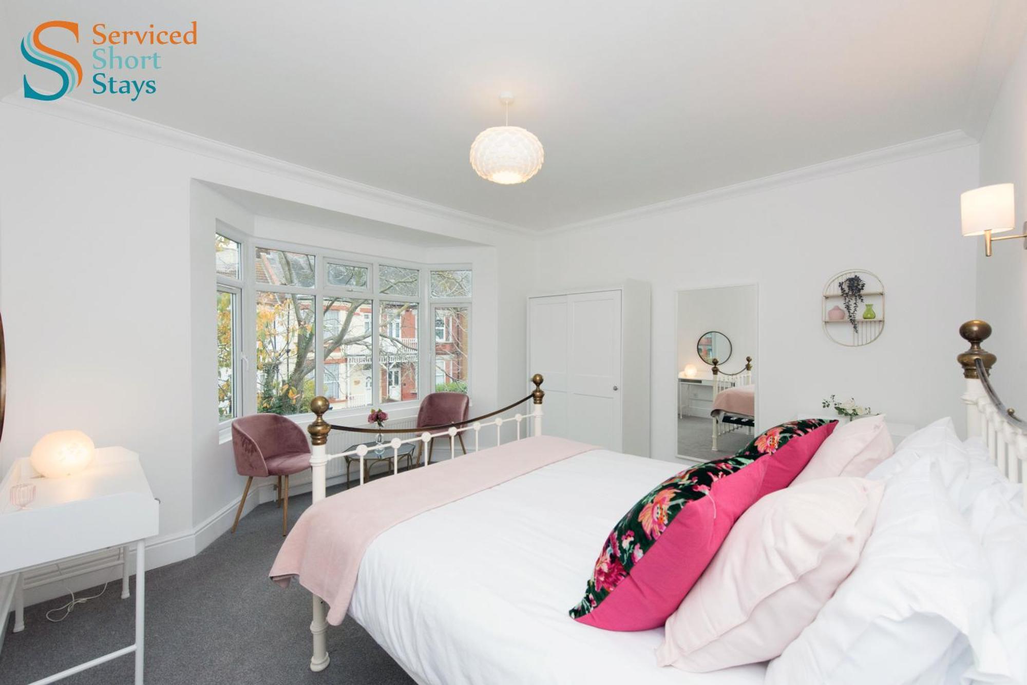 Apartment Light And Spacious Three Bedroom House In Close To And Amenities