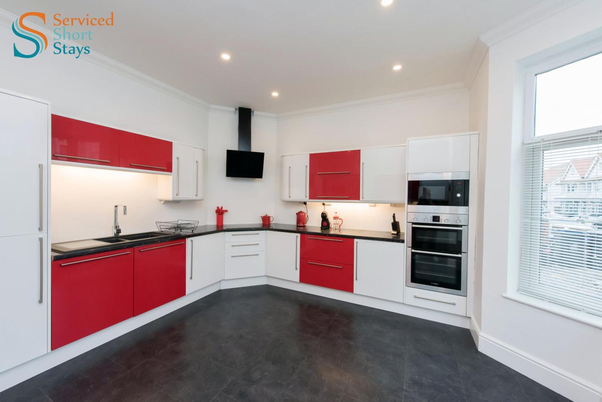Light And Spacious Three Bedroom House In Close To And Amenities *