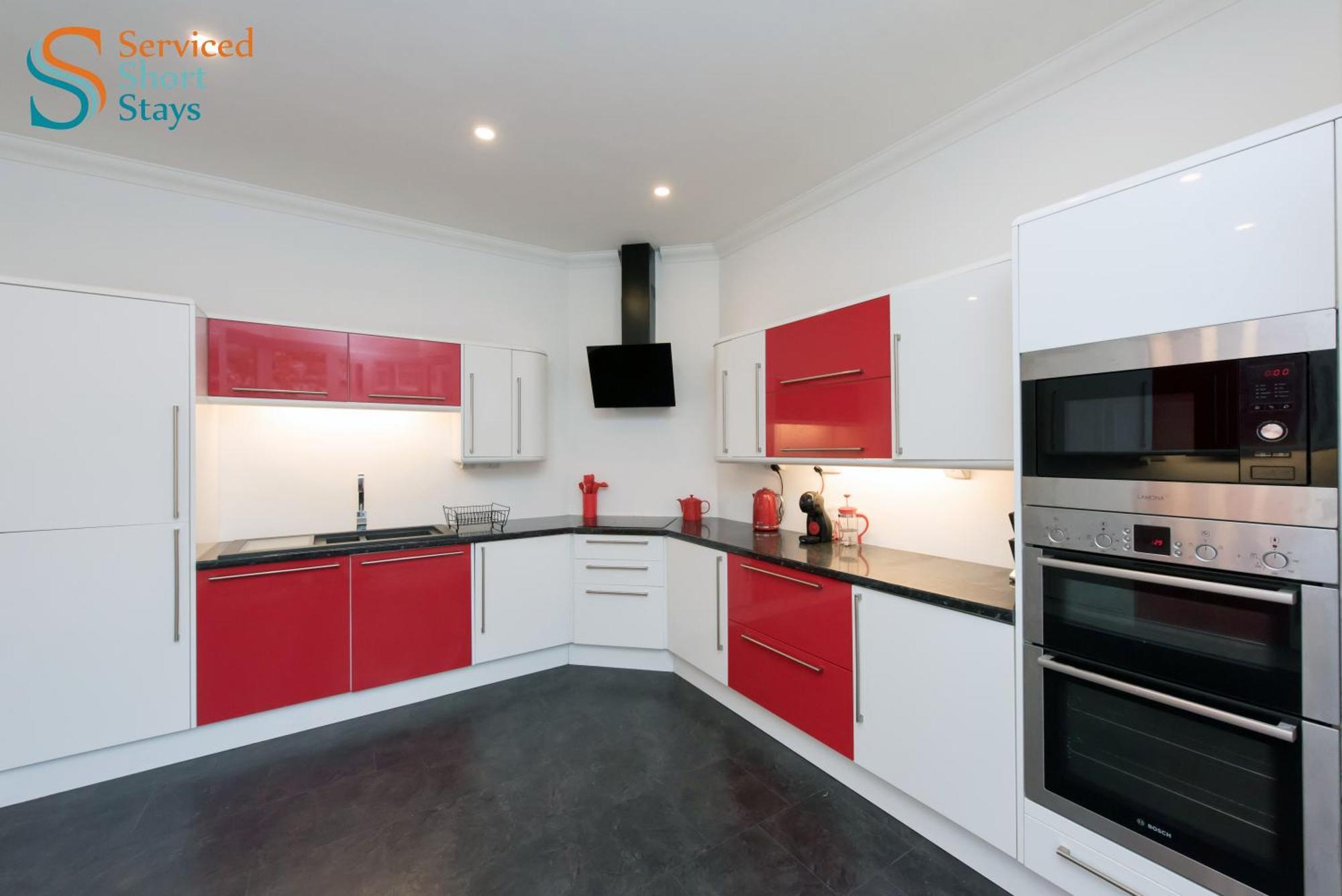 Light And Spacious Three Bedroom House In Close To And Amenities Apartment