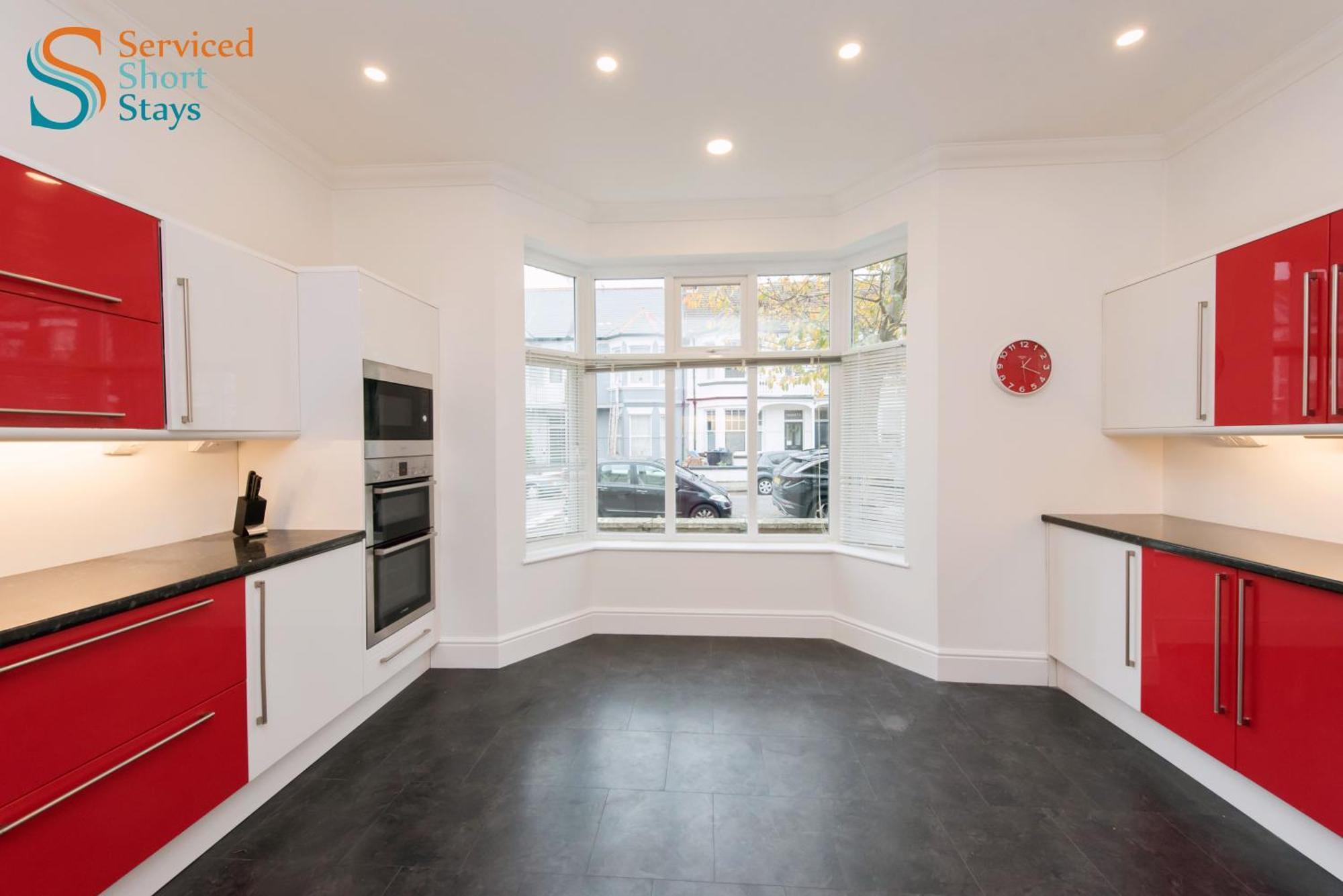 Light And Spacious Three Bedroom House In Close To And Amenities Apartment *