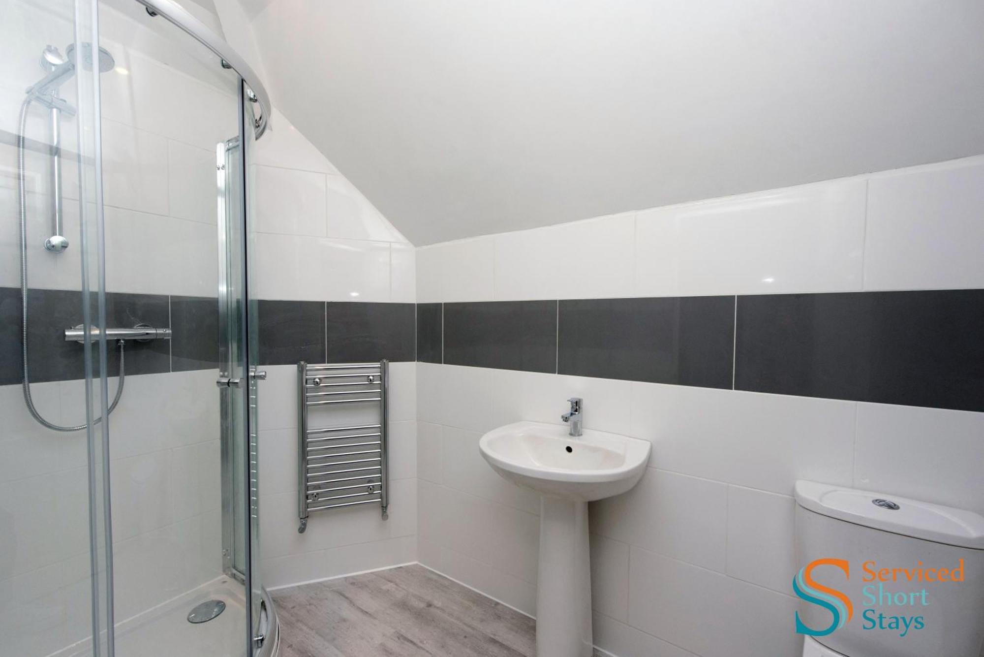 Light And Spacious Three Bedroom House In Close To And Amenities Apartment