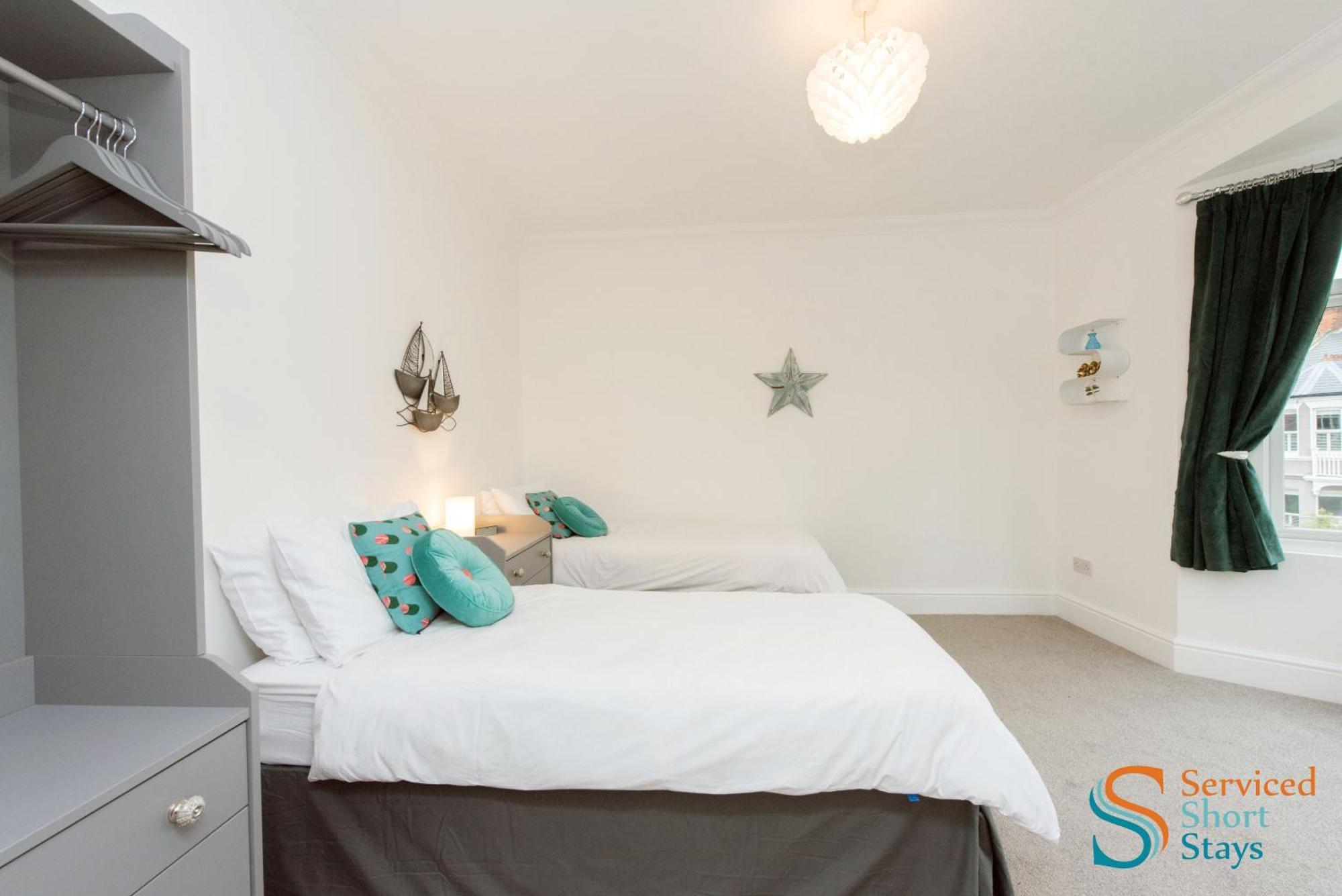 Light And Spacious Three Bedroom House In Close To And Amenities Margate