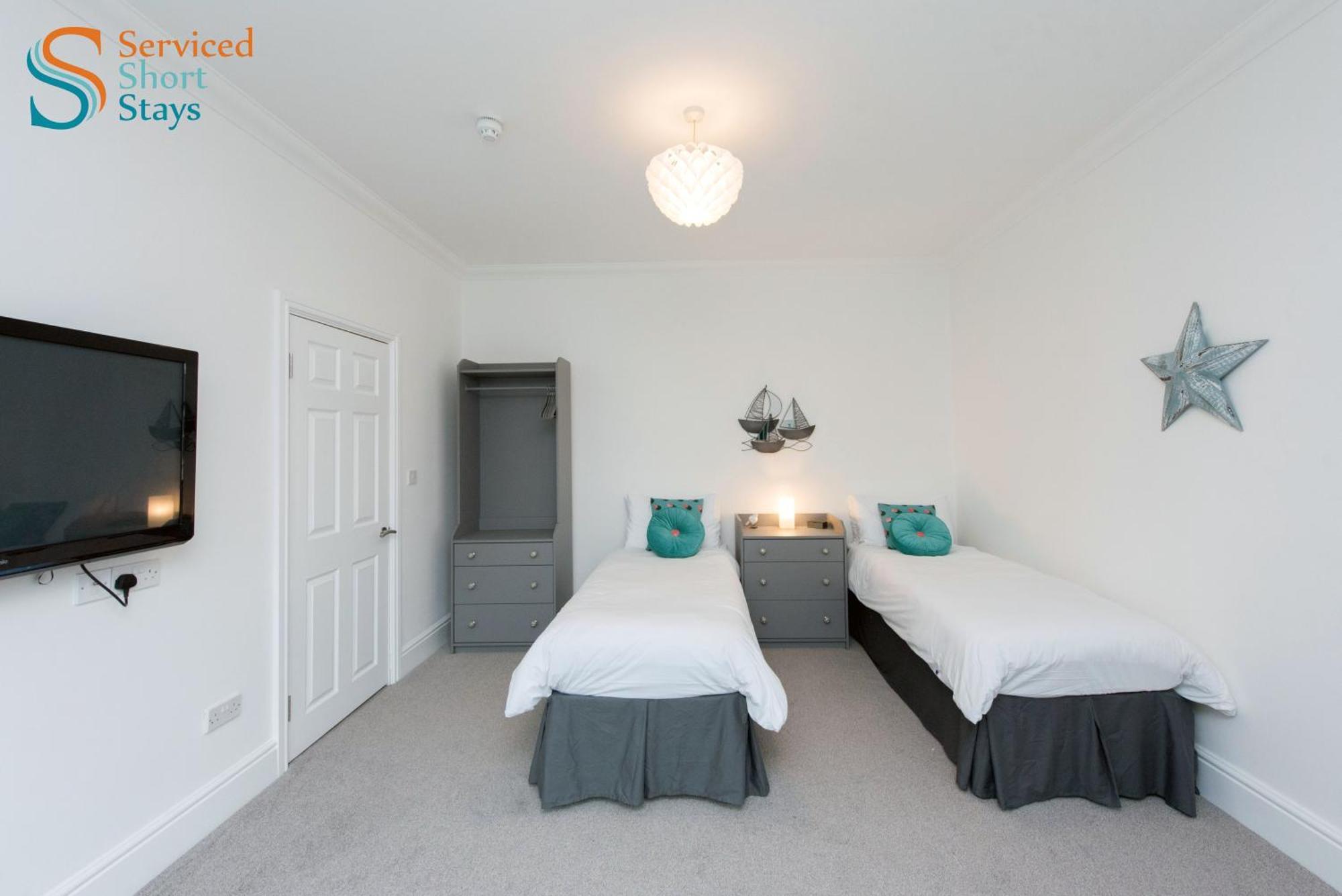 Light And Spacious Three Bedroom House In Close To And Amenities * Margate