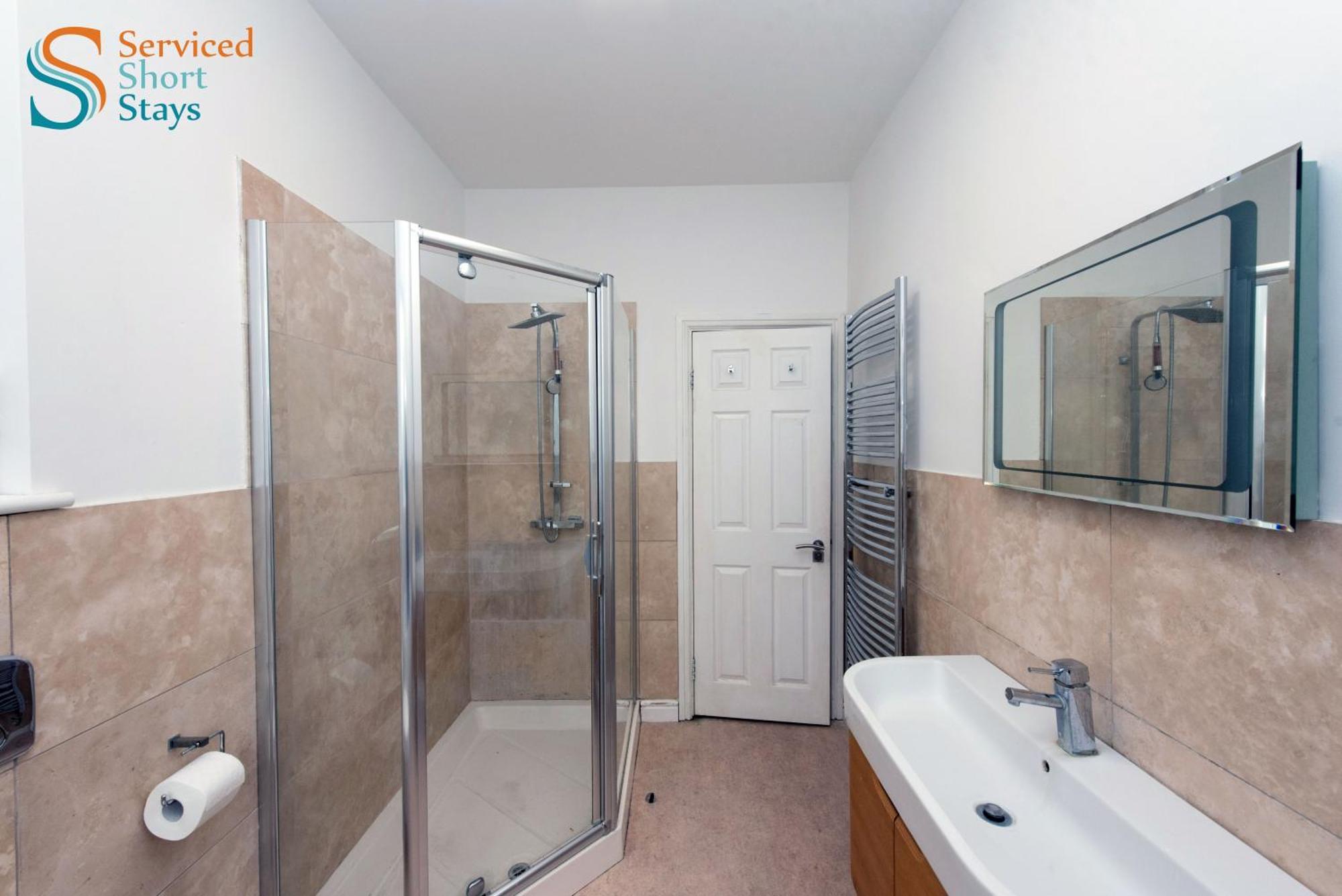 Light And Spacious Three Bedroom House In Close To And Amenities Apartment