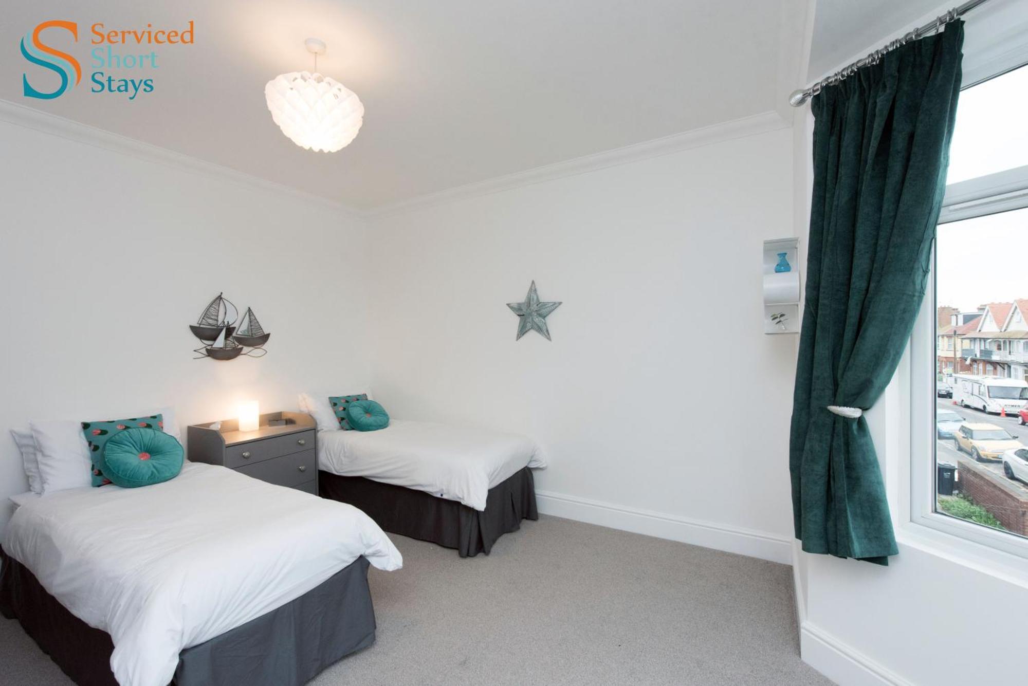 Light And Spacious Three Bedroom House In Close To And Amenities Apartment *