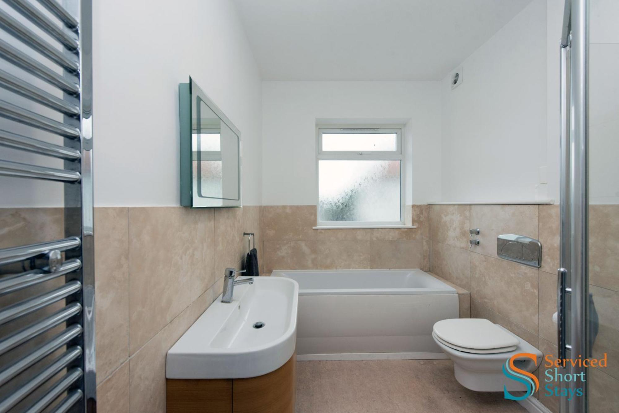 Light And Spacious Three Bedroom House In Close To And Amenities * Margate