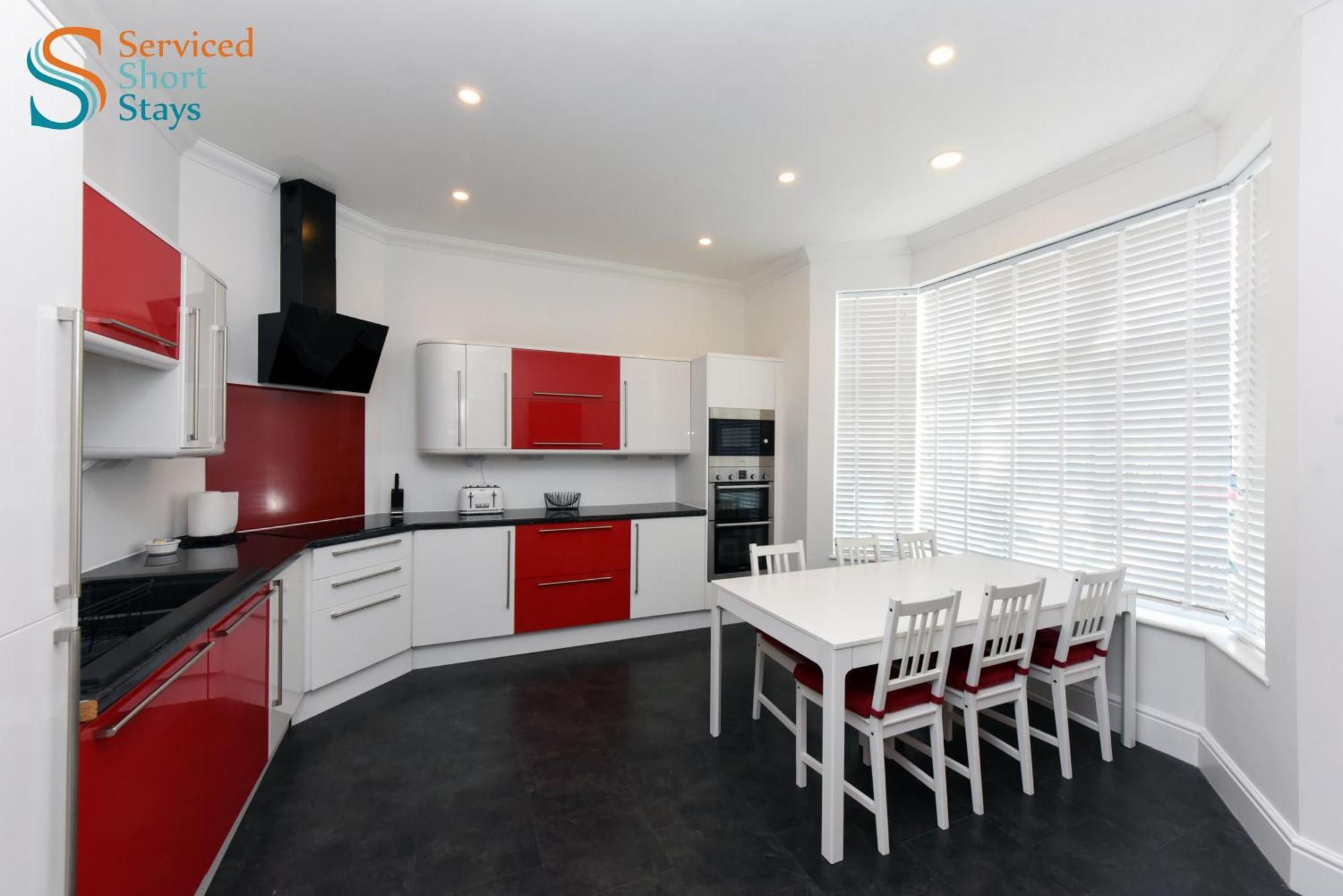 Apartment Light And Spacious Three Bedroom House In Close To And Amenities