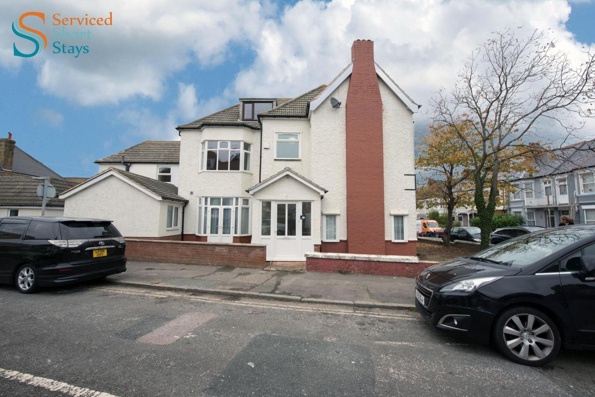 Light And Spacious Three Bedroom House In Close To And Amenities