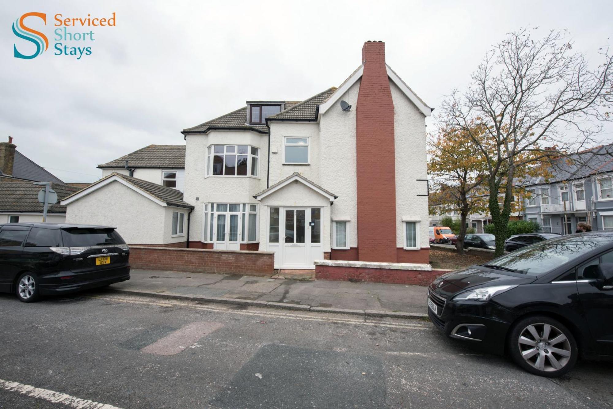 Apartment Light And Spacious Three Bedroom House In Close To And Amenities Margate