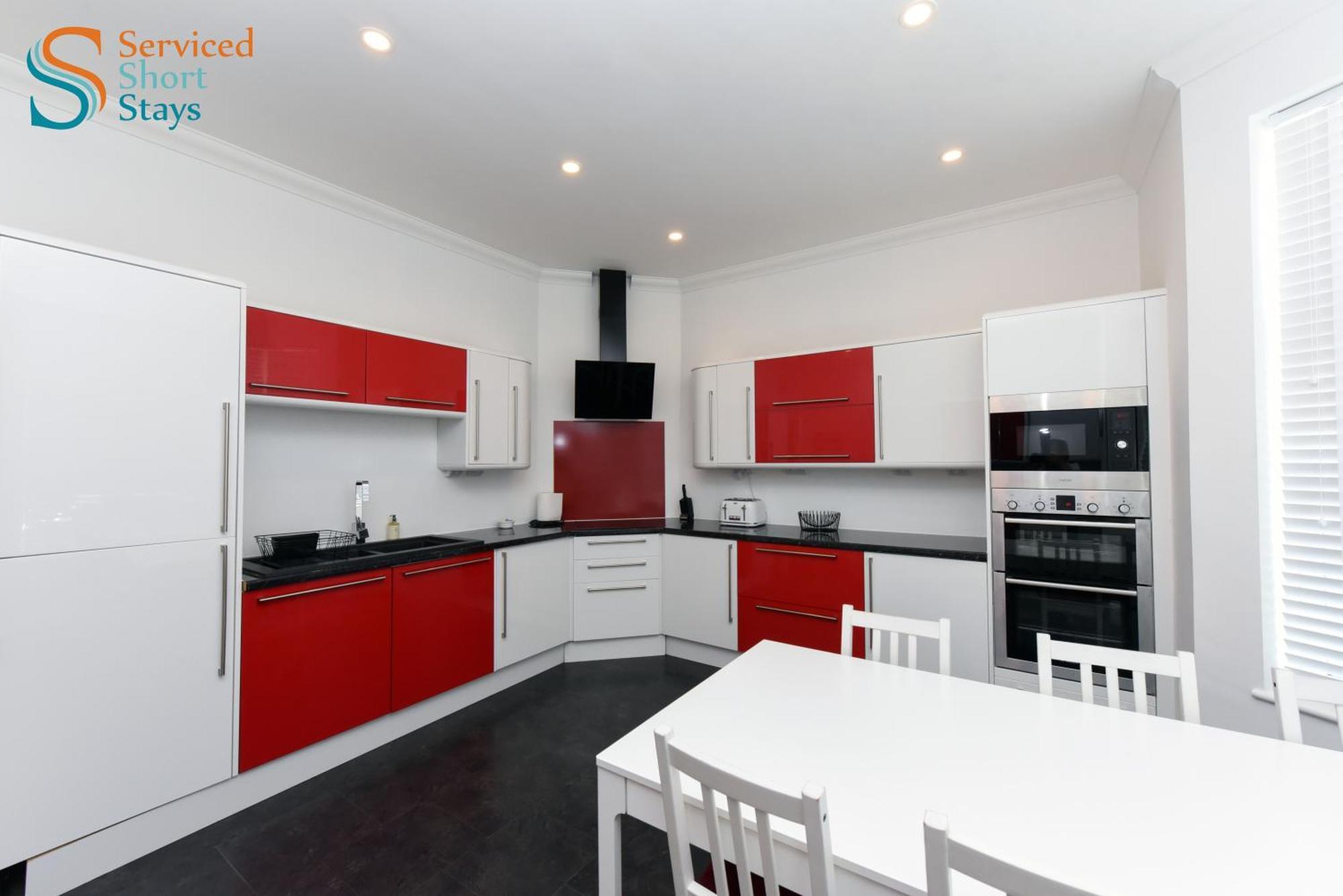 Light And Spacious Three Bedroom House In Close To And Amenities * Margate