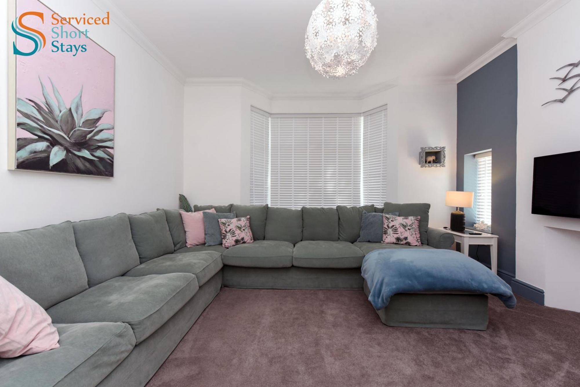 Light And Spacious Three Bedroom House In Close To And Amenities * Margate