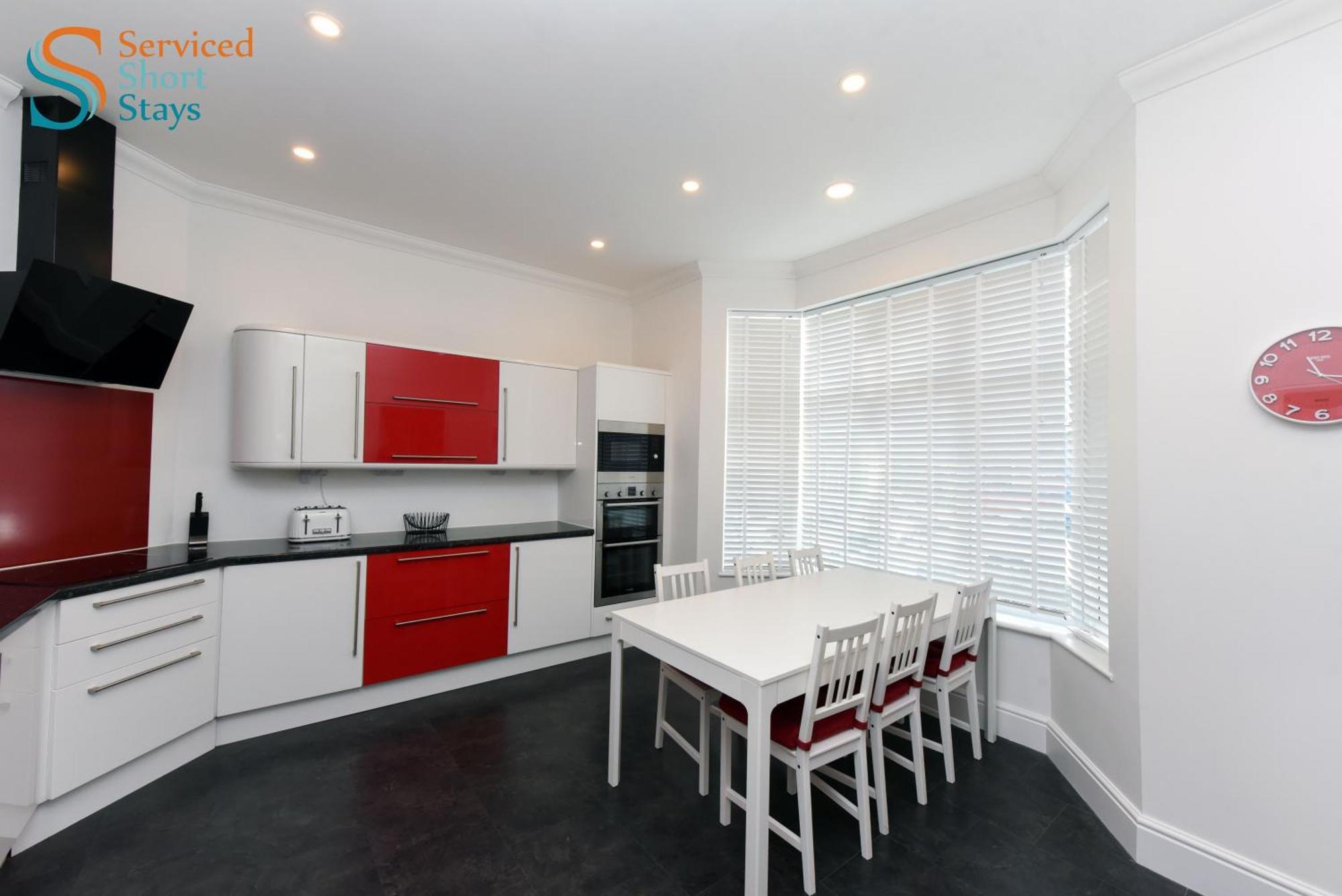 Light And Spacious Three Bedroom House In Close To And Amenities Margate