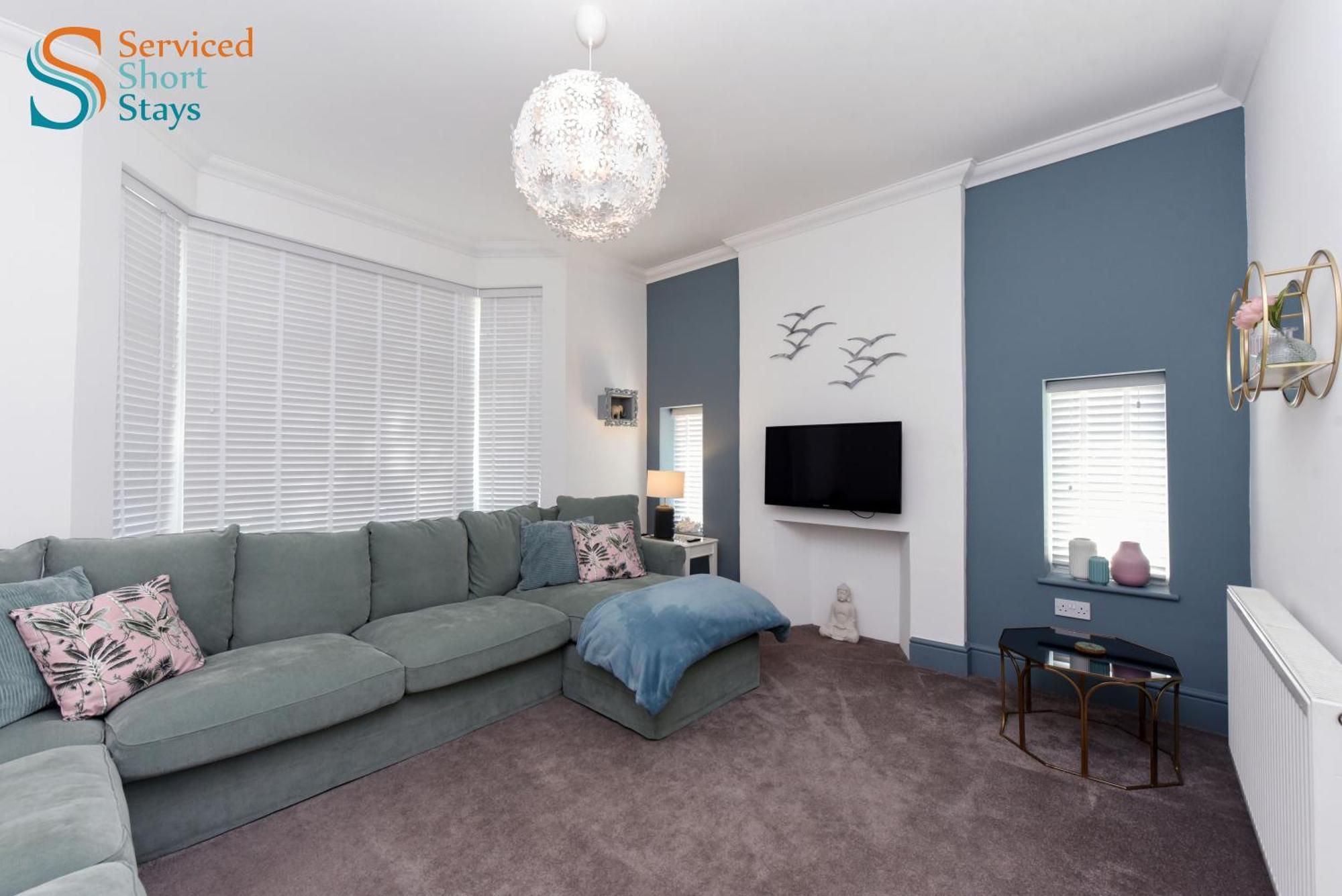 Apartment Light And Spacious Three Bedroom House In Close To And Amenities *