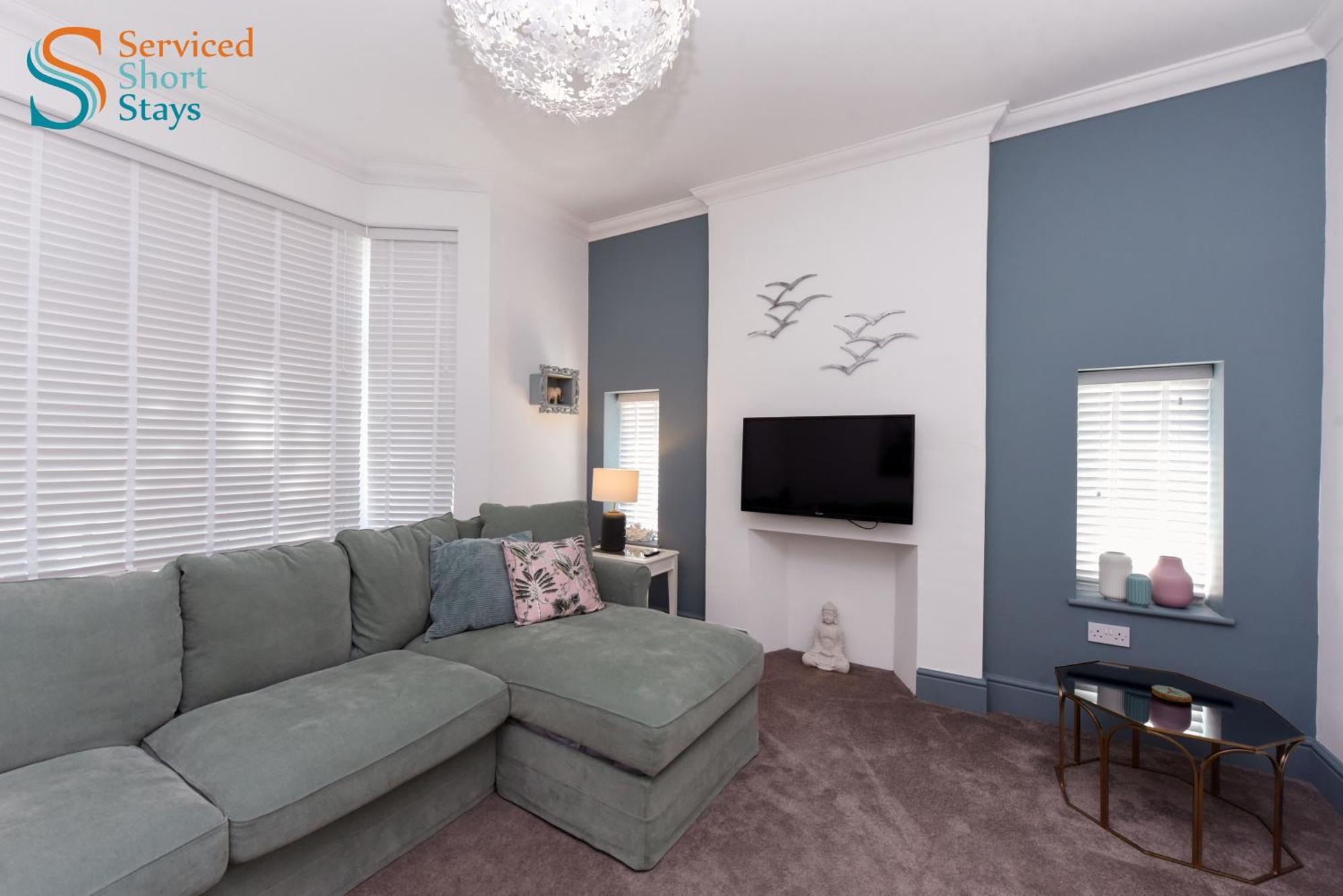 Light And Spacious Three Bedroom House In Close To And Amenities Margate