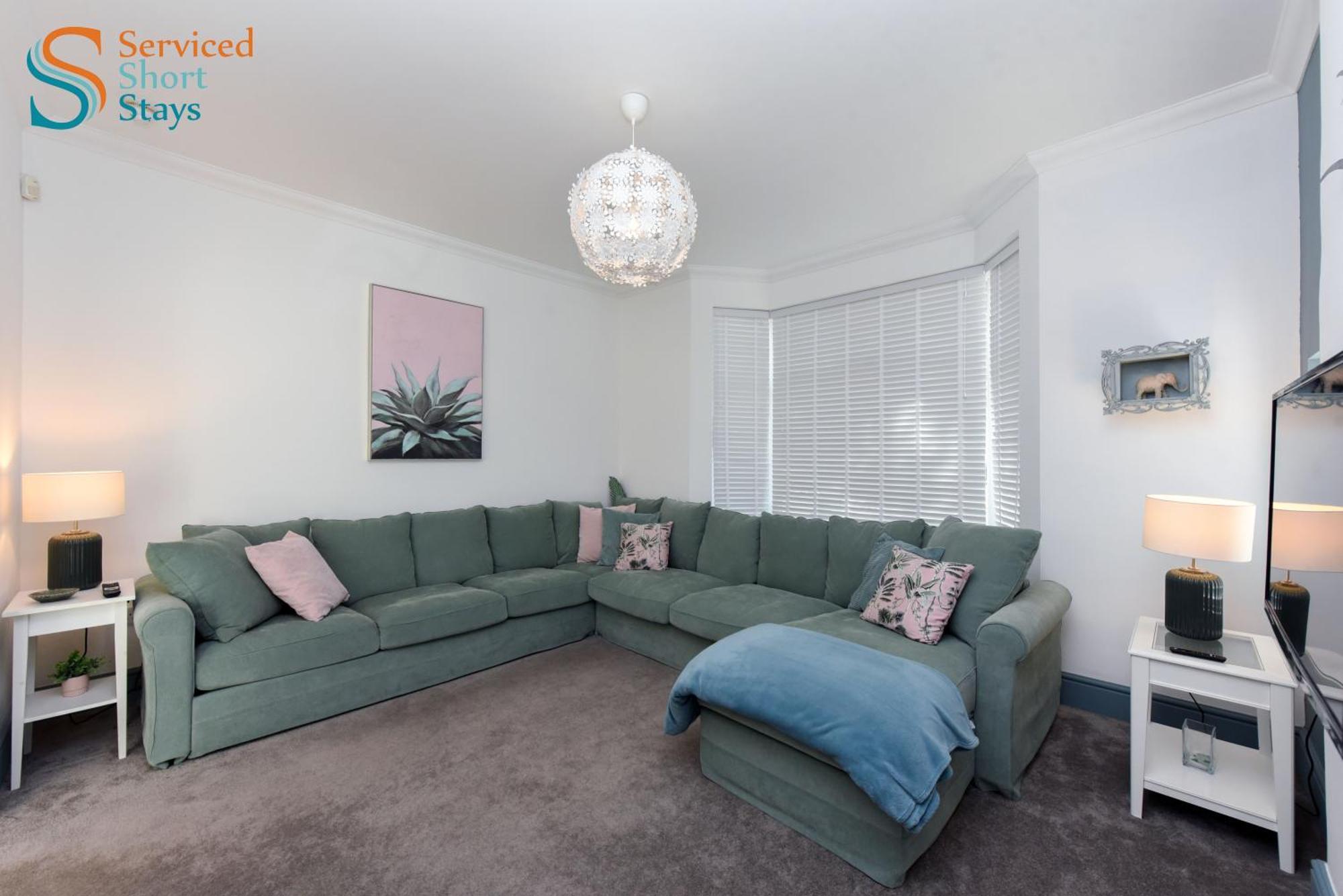 Light And Spacious Three Bedroom House In Close To And Amenities Margate