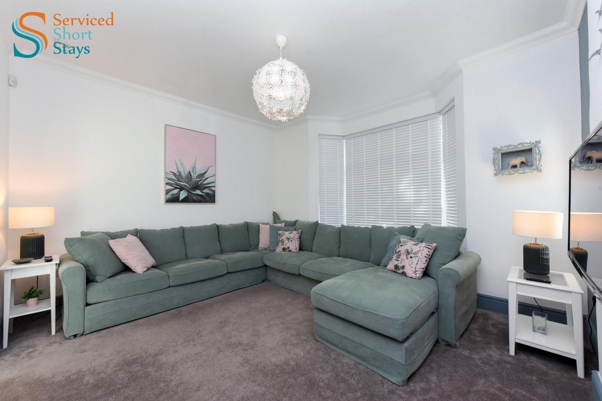 Apartment Light And Spacious Three Bedroom House In Close To And Amenities *