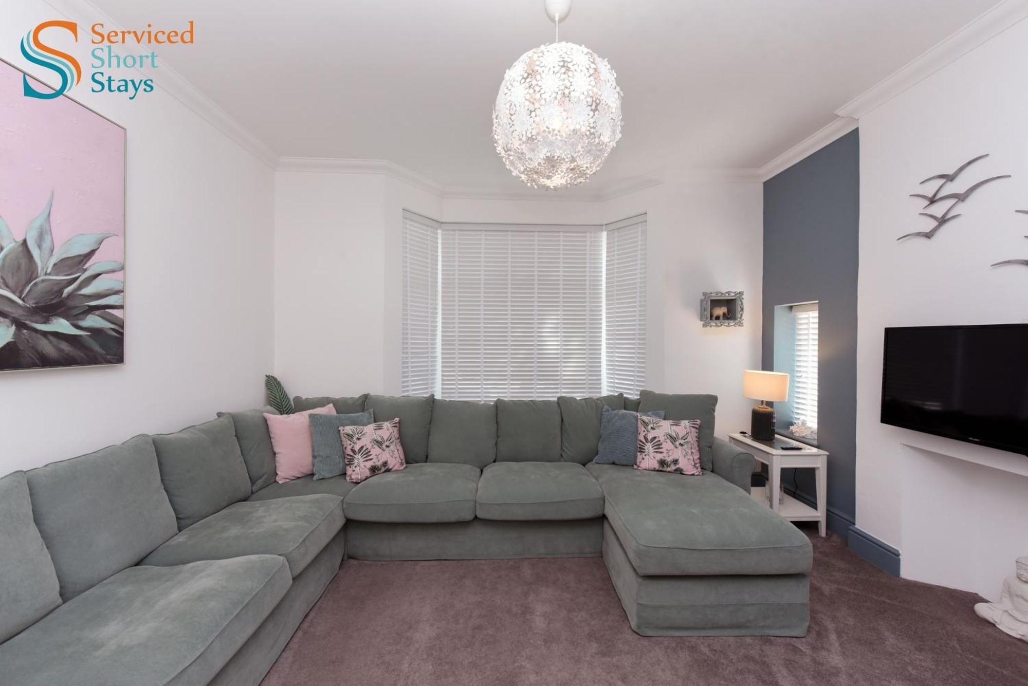 Apartment Light And Spacious Three Bedroom House In Close To And Amenities Margate