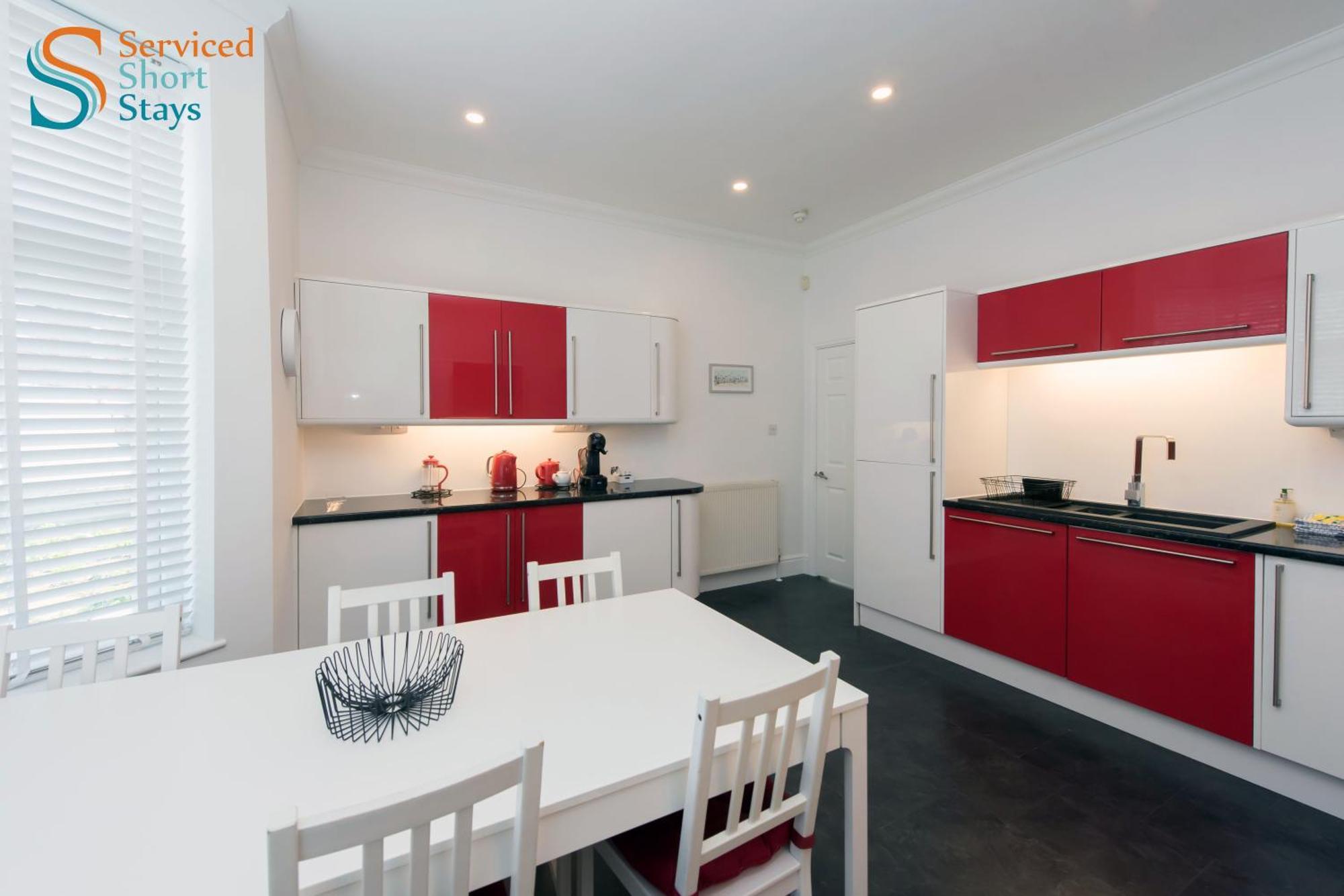 Light And Spacious Three Bedroom House In Close To And Amenities Apartment *