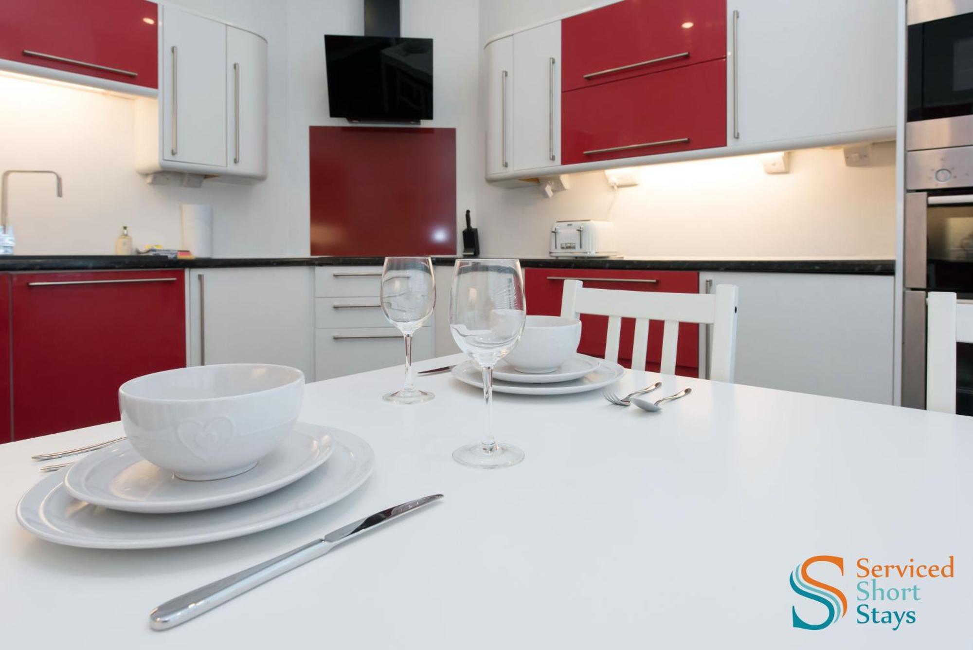 Light And Spacious Three Bedroom House In Close To And Amenities Margate