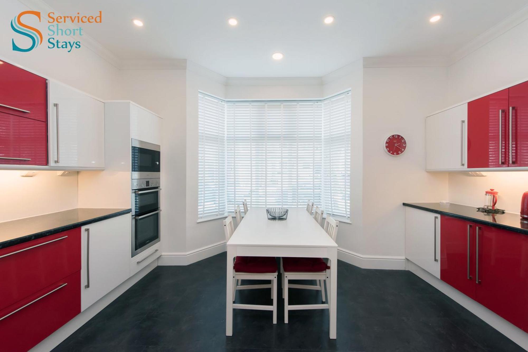 Light And Spacious Three Bedroom House In Close To And Amenities Margate