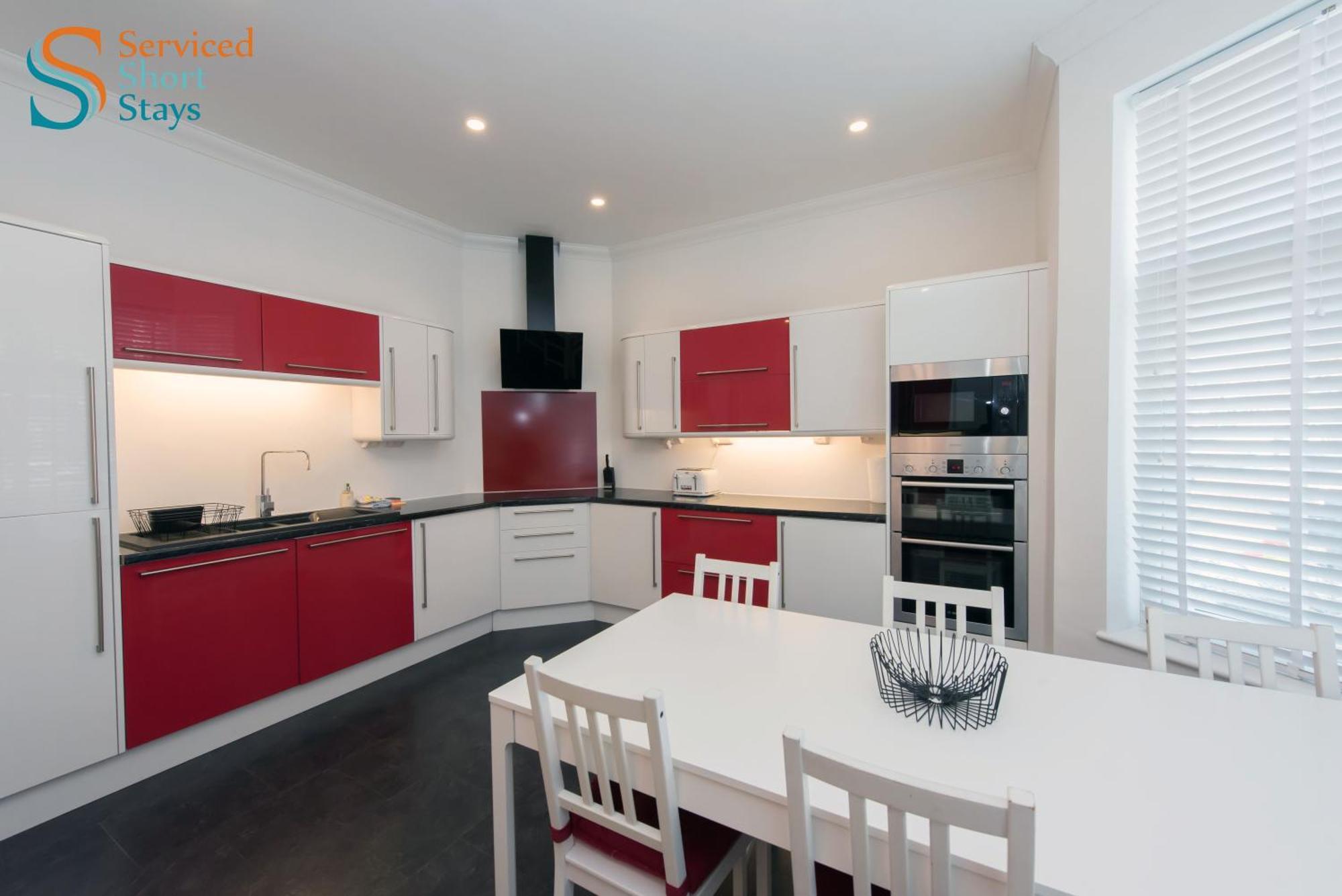 Light And Spacious Three Bedroom House In Close To And Amenities Apartment
