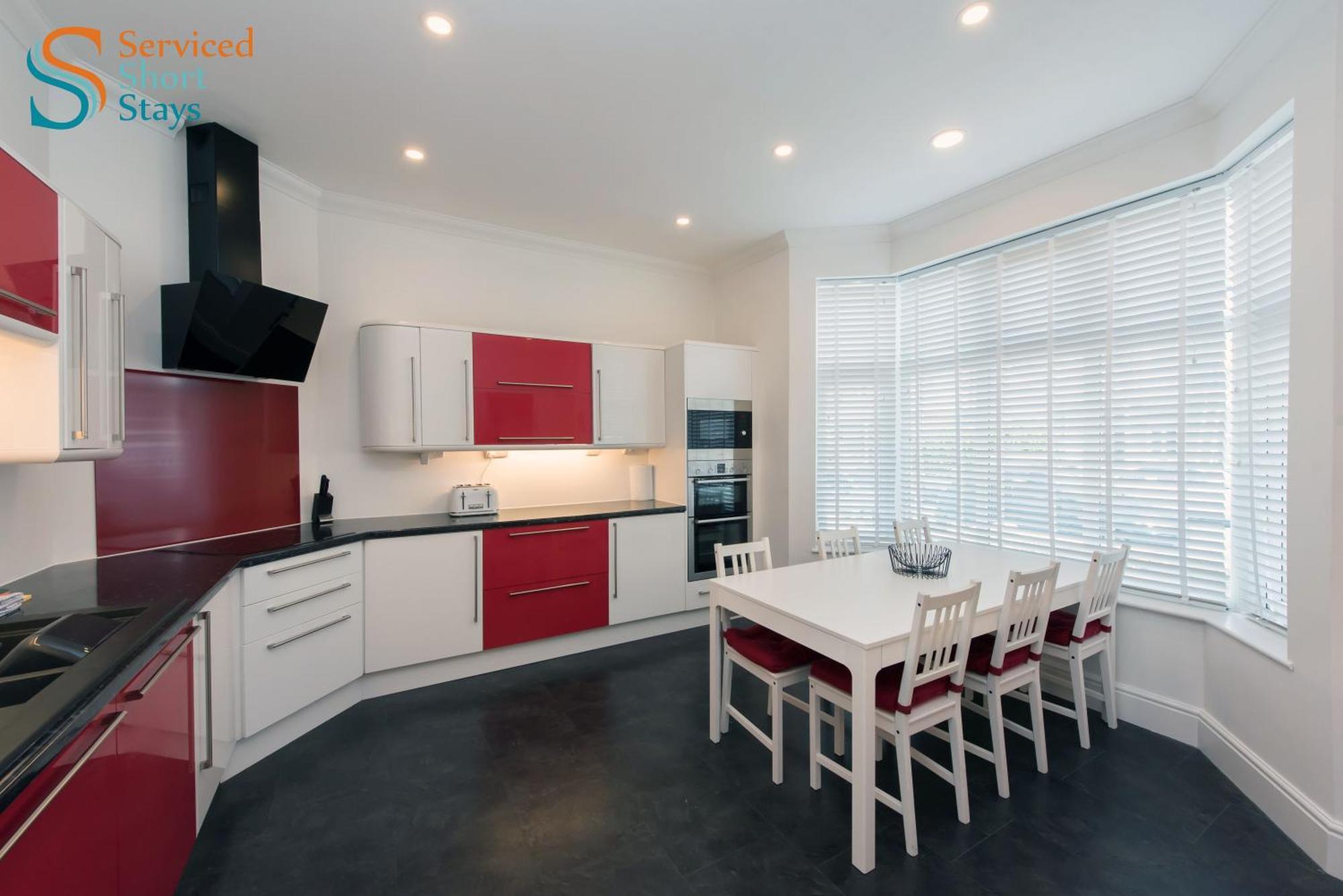 Apartment Light And Spacious Three Bedroom House In Close To And Amenities *