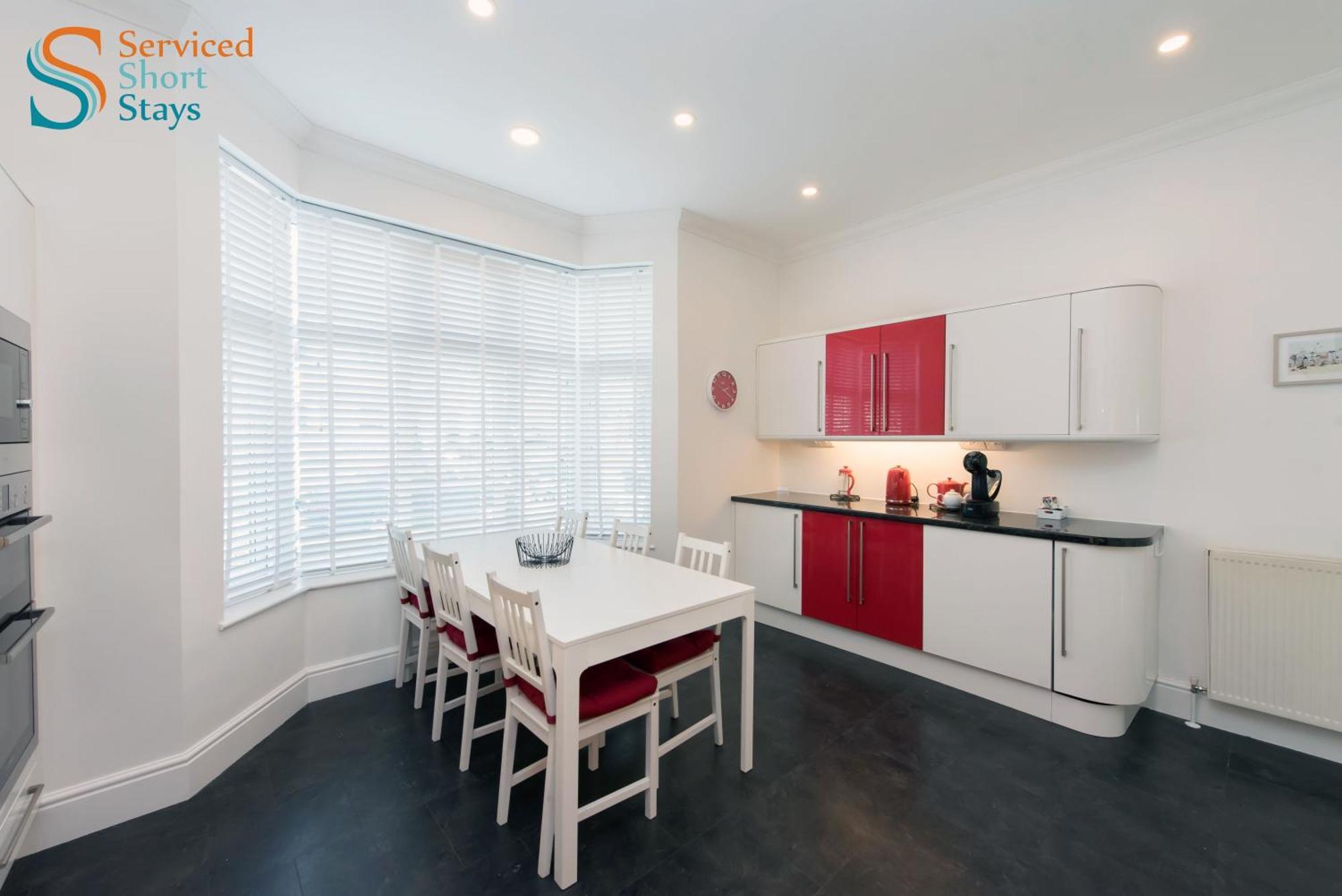 Apartment Light And Spacious Three Bedroom House In Close To And Amenities