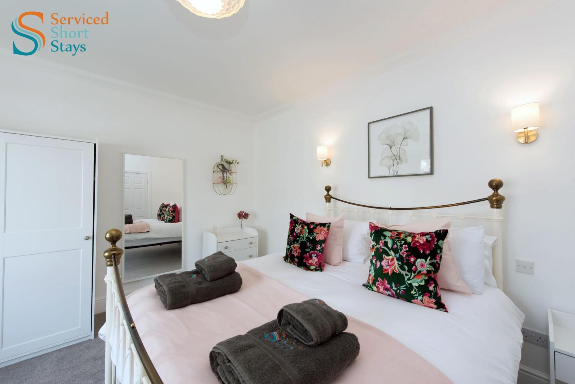 Apartment Light And Spacious Three Bedroom House In Close To And Amenities