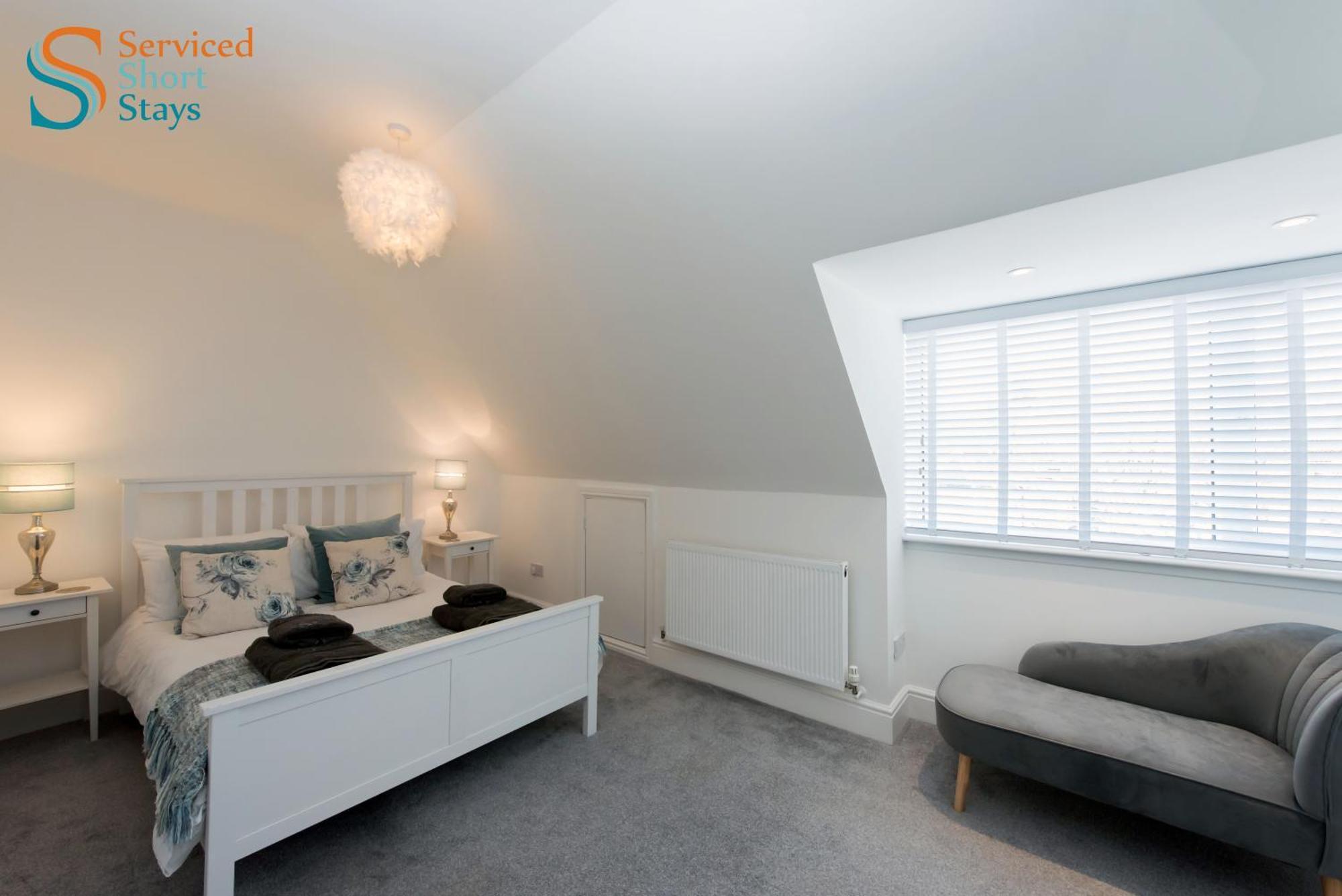 Light And Spacious Three Bedroom House In Close To And Amenities Apartment