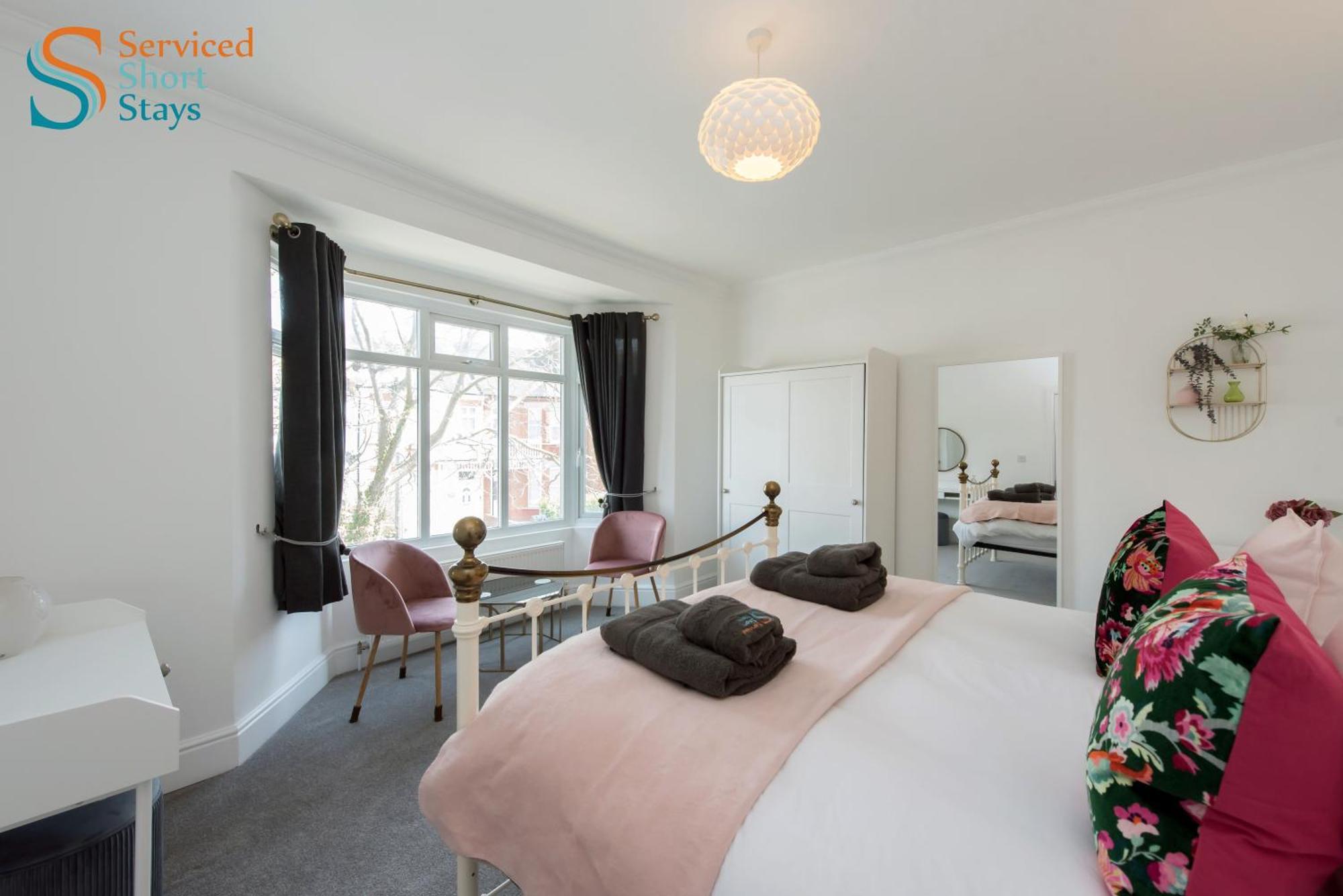 Light And Spacious Three Bedroom House In Close To And Amenities Apartment